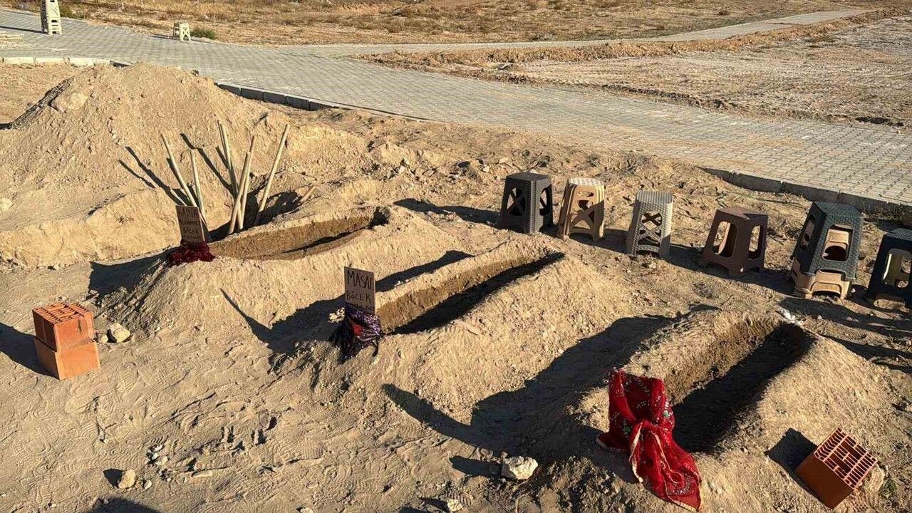 Beşiktaş'taki zehirlenme iddiası: Anne Çiğdem Böcek ve iki çocuğu Bolvadin'de yan yana toprağa verildi