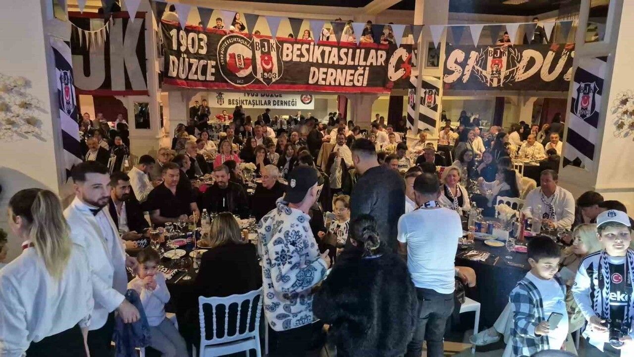 Beşiktaşlı eski futbolcular Pascal Nouma ve Ahmet Dursun Düzce’de taraftarlarla buluştu