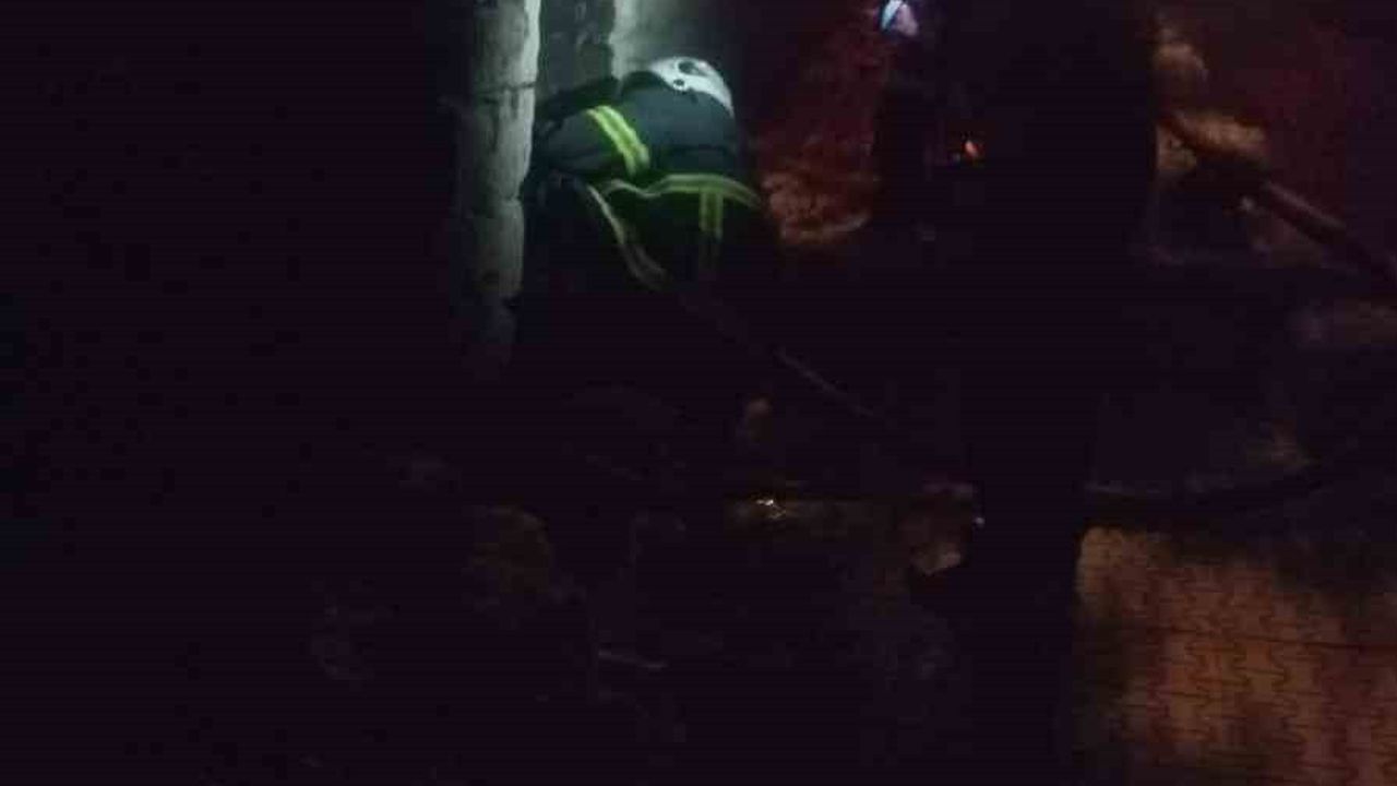 Besni'de metruk evde çıkan yangın itfaiye tarafından söndürüldü