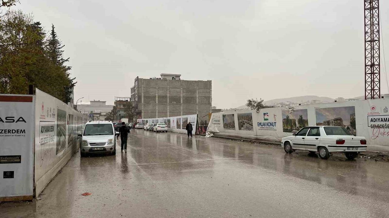 Besni'de sağanak yağış kent genelinde etkili oldu