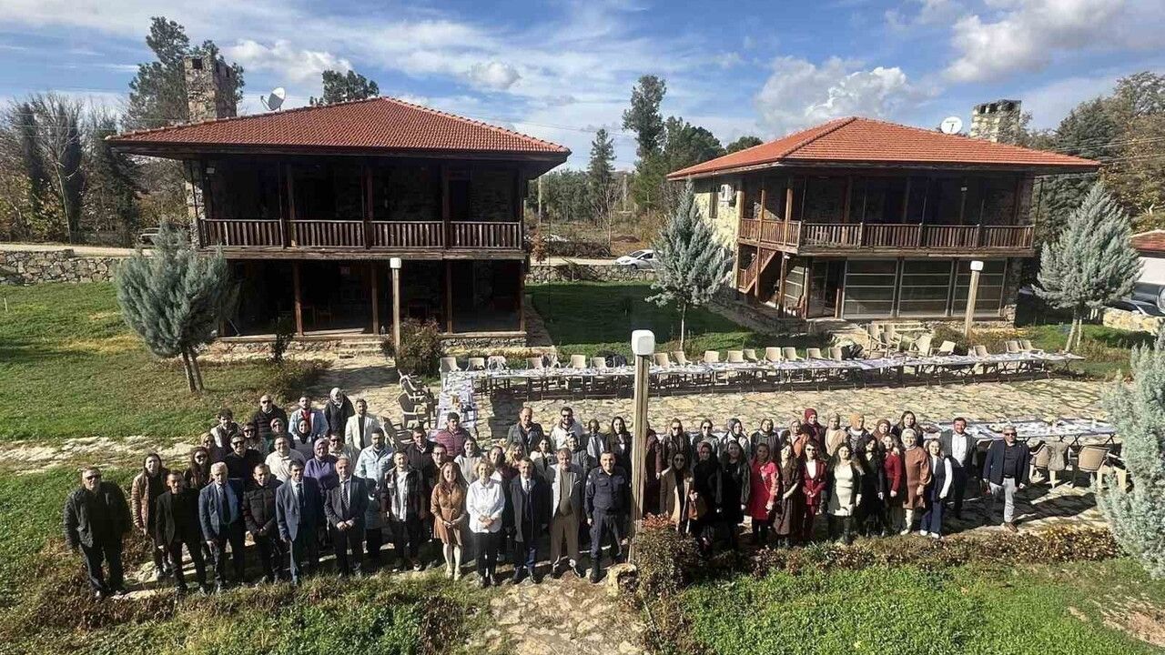 Beyağaç Belediye Başkanı Sezayi Pütün, 24 Kasım Öğretmenler Günü'nde ilçe öğretmenleriyle yemekte buluştu