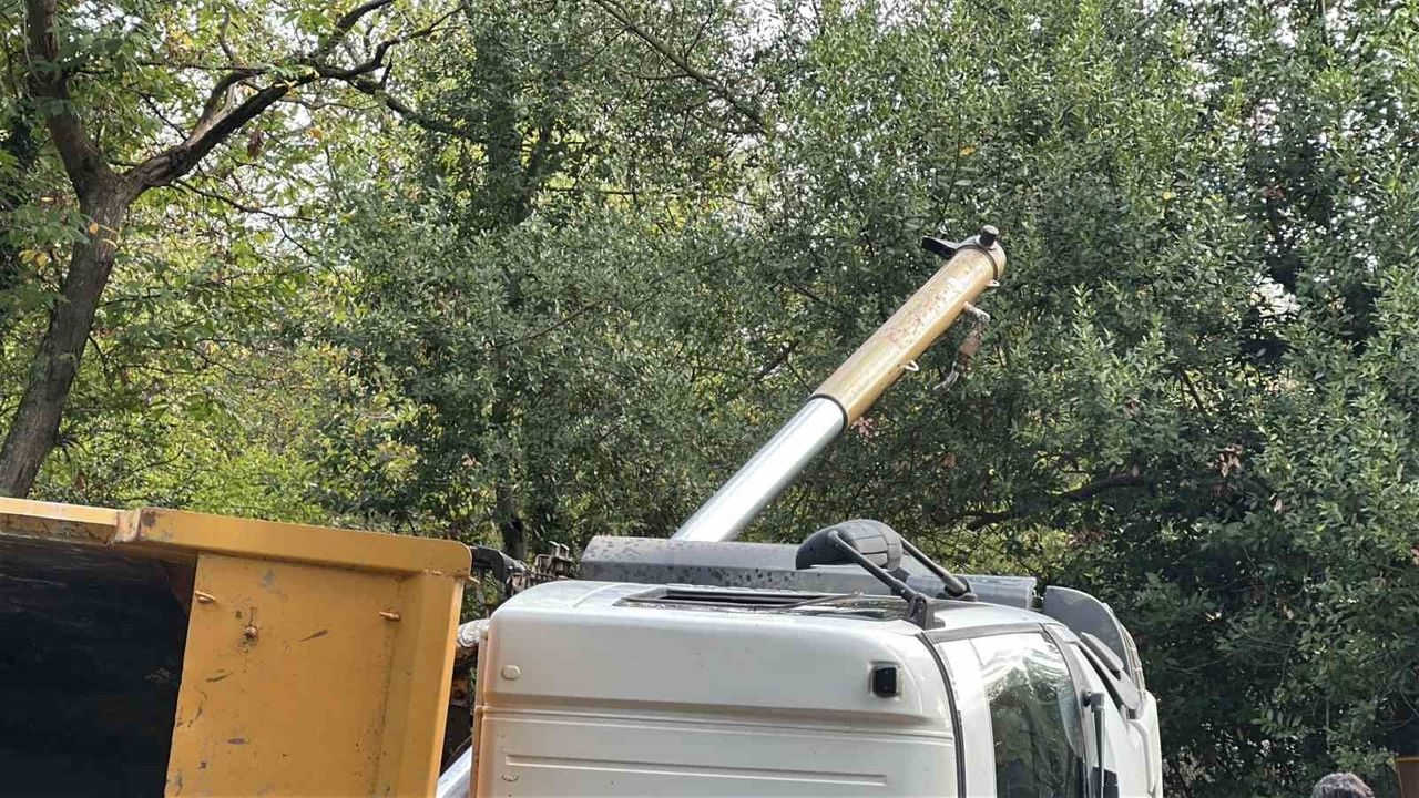 Beykoz'da mıcır yüklü kamyon devrildi: sürücü yaralandı