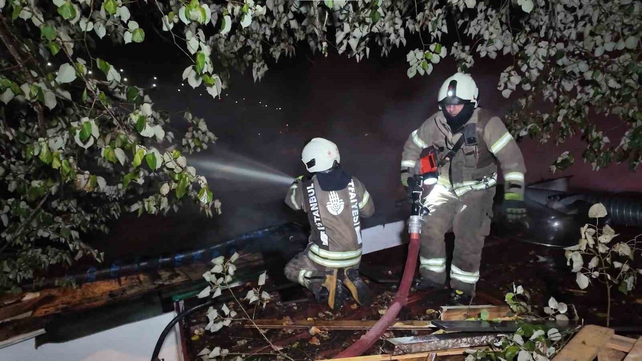 Beykoz'da şömine yangını: Fener Caddesi'ndeki restoran kullanılamaz hale geldi