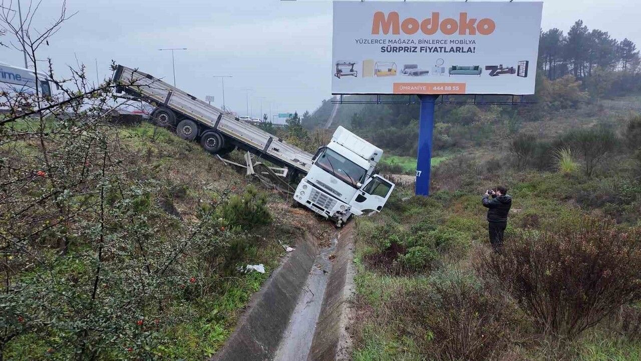 Beykoz'da tır devrildi: Kuzey Marmara Otoyolu'nda 1 yaralı