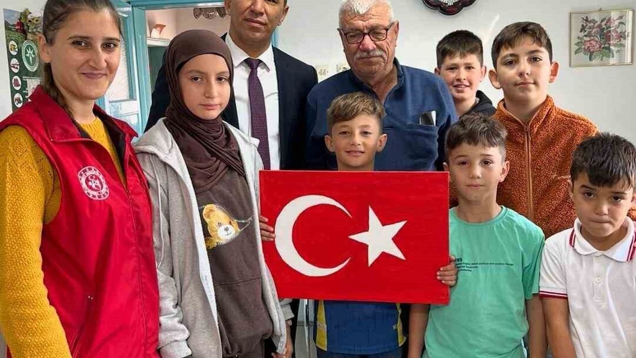 Beylikova Gençlik Merkezi, Emekli Öğretmen Hasan Basri Doğan’ı Evinde Ziyaret Etti