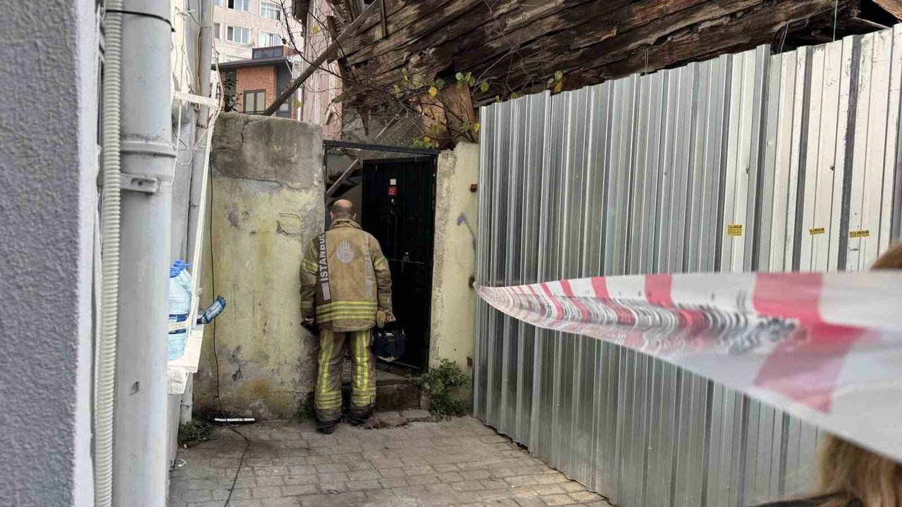 Beyoğlu Tomtom Mahallesi'nde 2 katlı ahşap binada kısmi çökme — 2 bina tahliye edildi, can kaybı yok