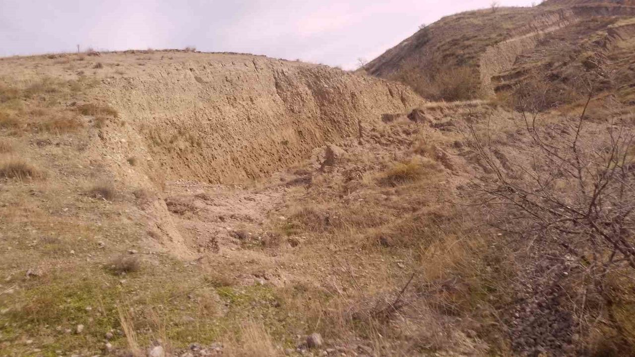 Beypazarı Adaören'de toprak kayması: Yol jandarma tarafından trafiğe kapatıldı