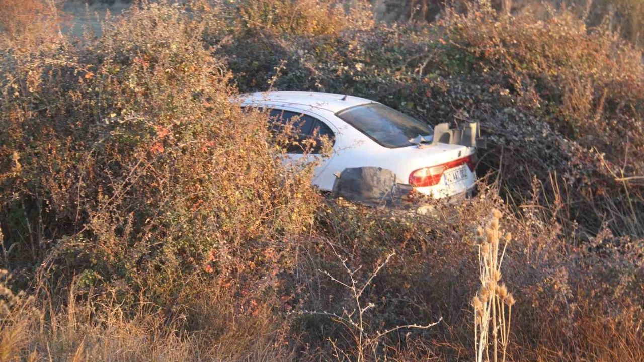 Beyşehir'de otomobil yoldan çıkarak araziye savruldu: 2 kişi yaralandı