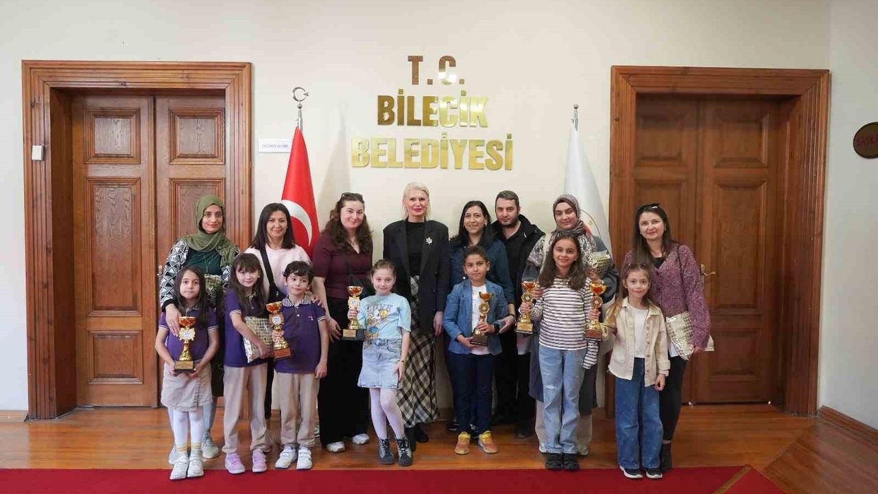 Bilecik Belediye Başkanı Melek Mızrak Subaşı, 29 Ekim Şiir ve Resim Yarışmasında Dereceye Girenleri Ödüllendirdi