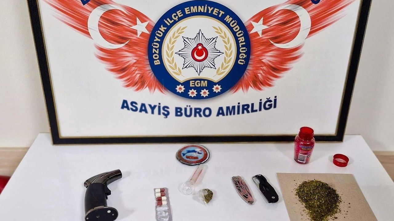 Bilecik Bozüyük'te uyuşturucu operasyonu: 3 gözaltı, metamfetamin ve sentetik kannabinoid ele geçirildi