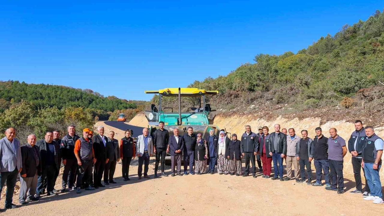 Bilecik Gölpazarı’da Hamidiye-Bolatlı-Beşevler köy yoluna sıcak asfalt: Sebahat Oğuz finişerde