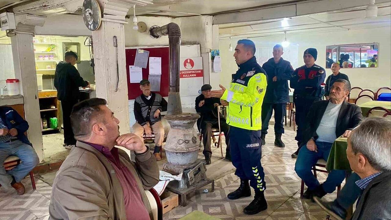 Bilecik Jandarması Dodurga ve köylerde kış lastiği ve trafik önlemleri uyarısında bulundu