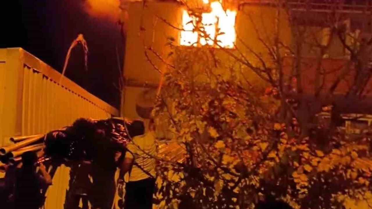 Bilecik Osmaneli'de Ev Yangını Söndürüldü; İlk Belirlemelere Göre Baca Bölgesinden Başladı