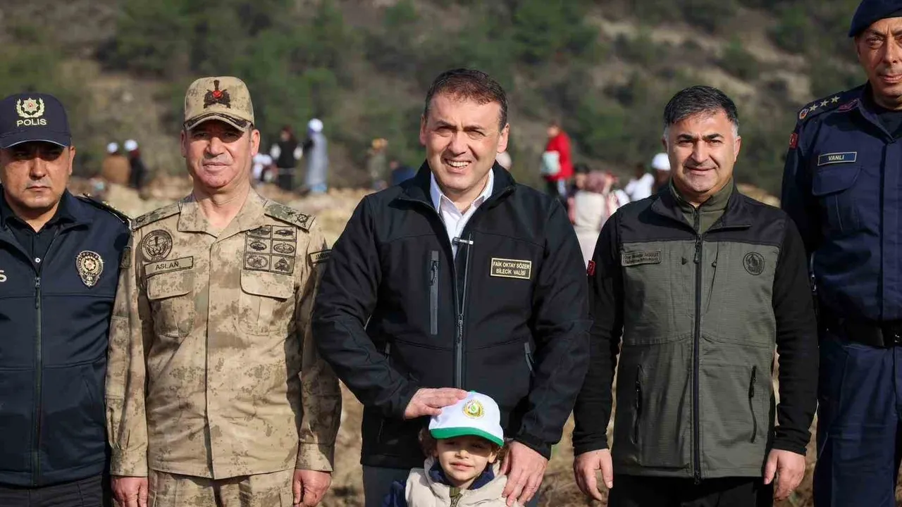 Bilecik Selimiye'de 5 bin fidan toprakla buluştu: Yangından etkilenen alanlar ağaçlandırılıyor