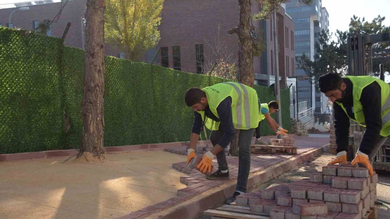 Bilecik'te cadde ve kaldırım yenileme çalışmaları şehir genelinde sürüyor