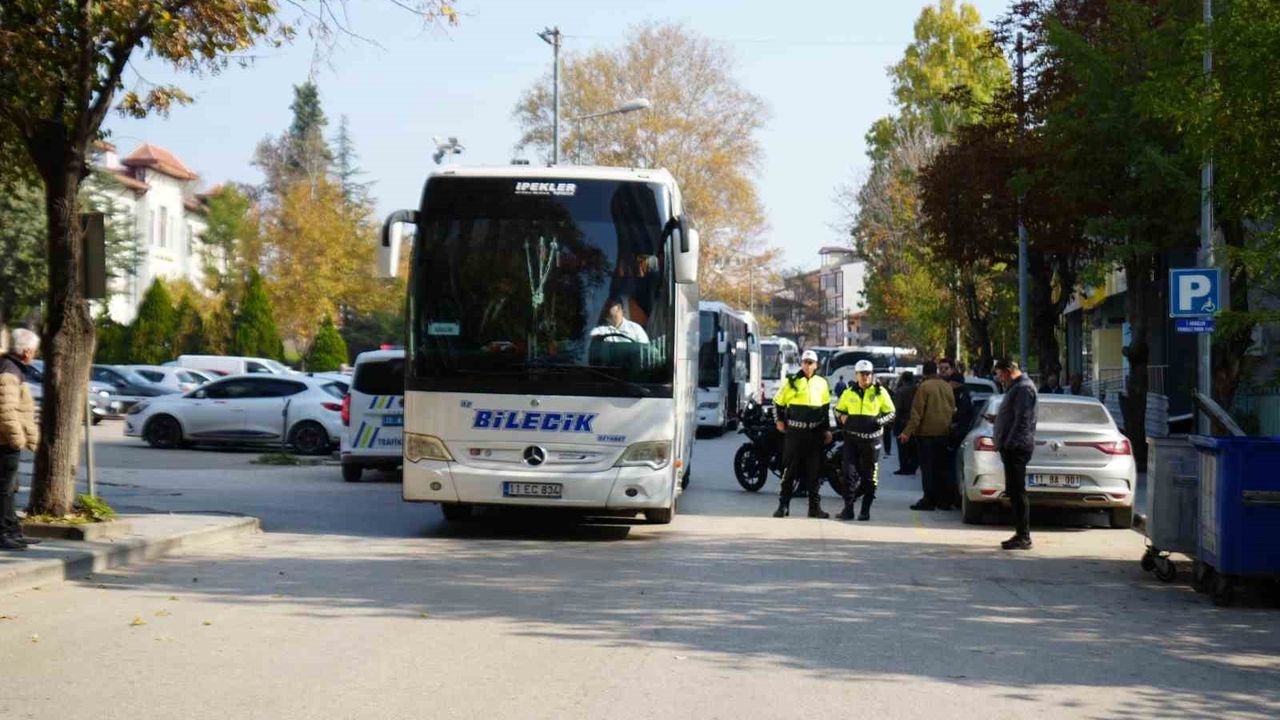 Bilecik'te Cumhuriyet Caddesi, Umre Uğurlama Programı nedeniyle 1,5 saat trafiğe kapandı