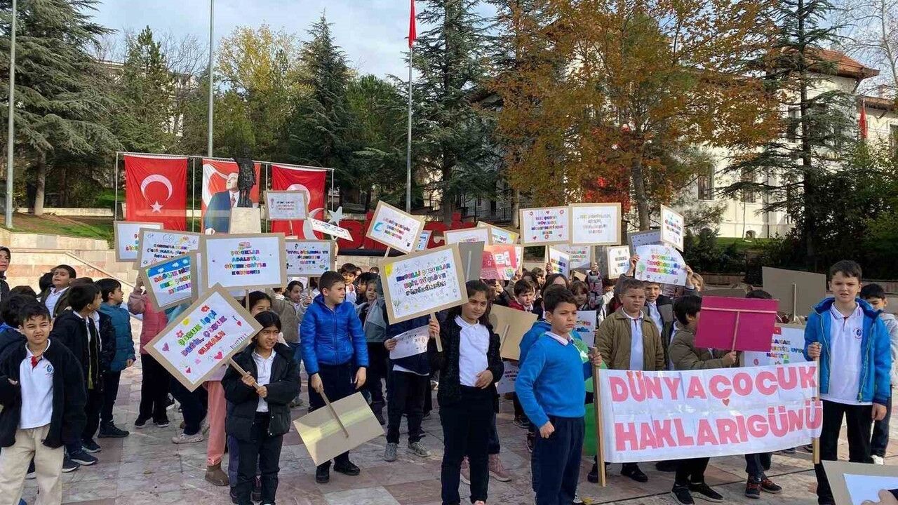 Bilecik'te İlkokul Öğrencileri Dünya Çocuk Hakları Günü'nü Pankartlarla Kutladı