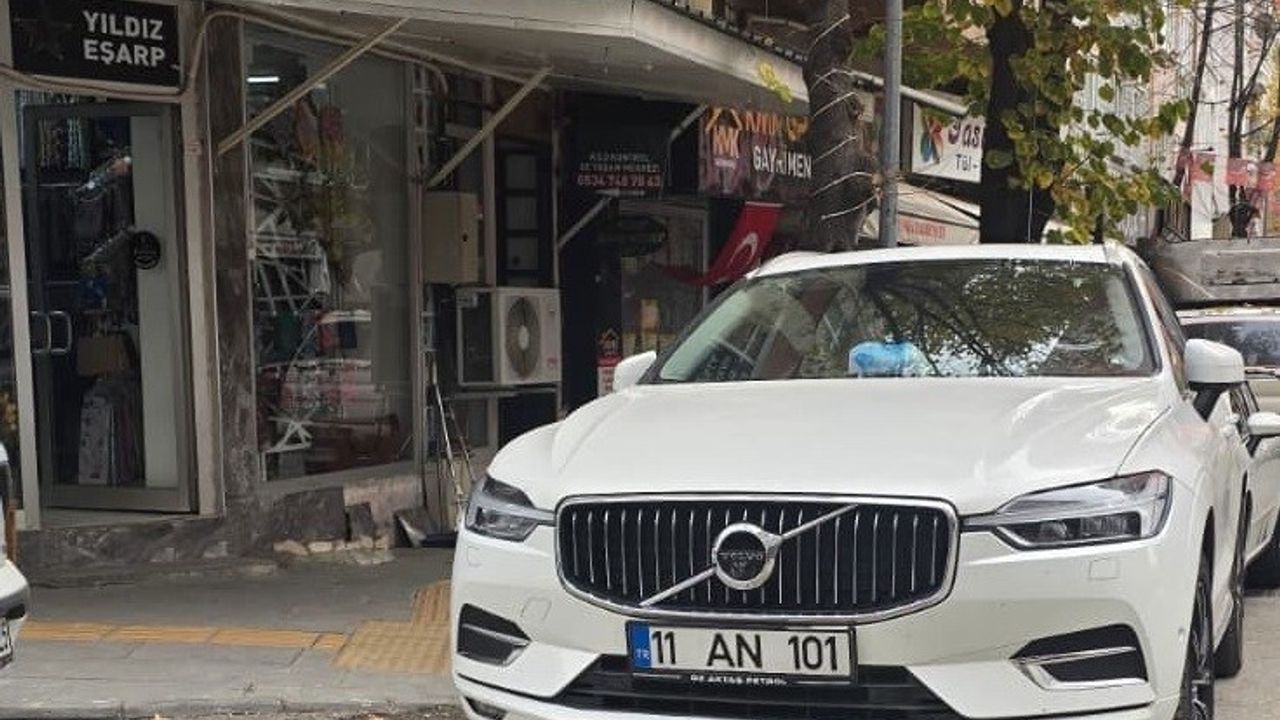 Bilecik’te İstiklal Mahallesi'nde yaya geçidi ve görme engelli yolunu kapatan park, yayaları zorladı