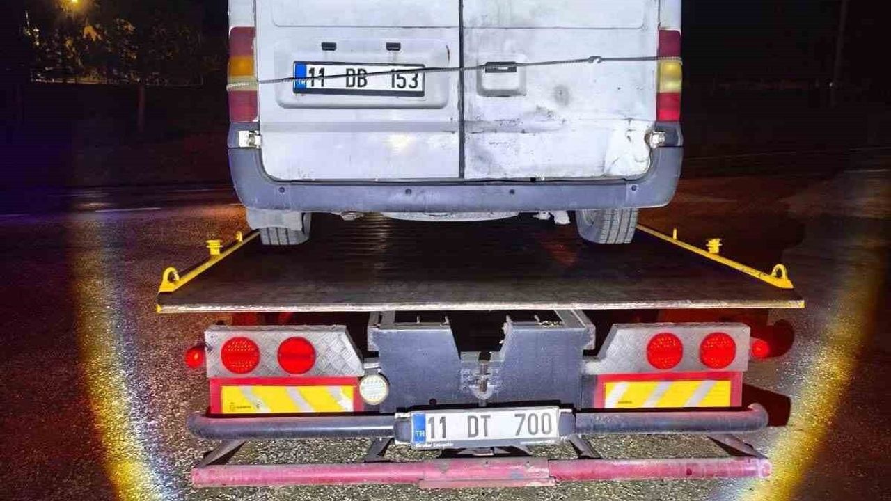 Bilecik'te Jandarma Trafik Denetiminde Yakalamalı Minibüs Otoparka Çekildi