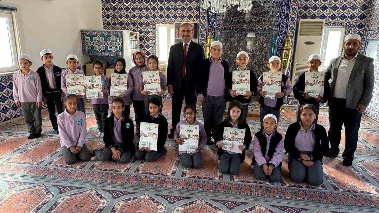 Bilecik'te minik öğrenciler Cami Market Projesi kapsamındaki marketi ziyaret etti