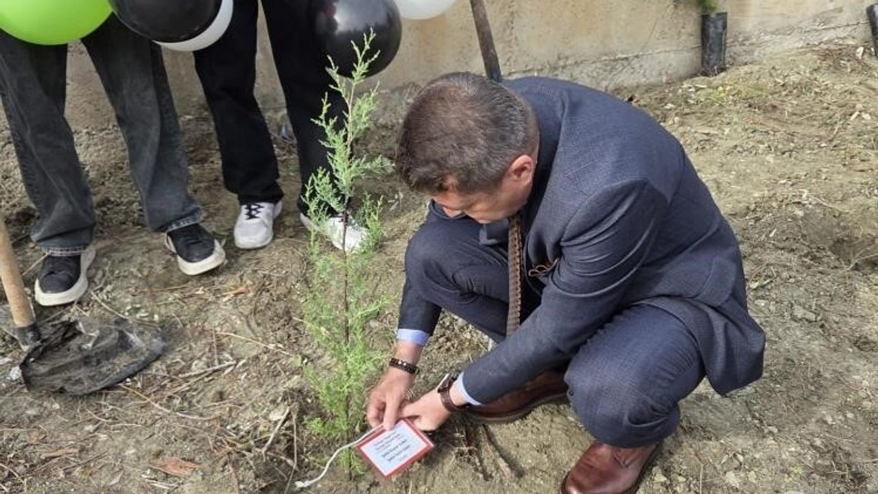 Bilecik’te öğrenciler fidan dikti: 'Türkiye yeşeriyor, Gazze güçleniyor' programı kapsamında