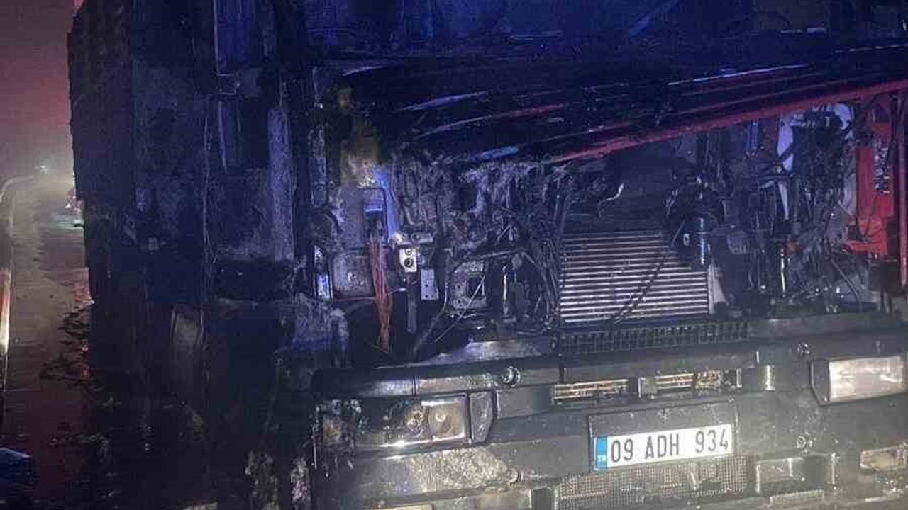Bilecik'te seyir halindeki 09 ADH 934 plakalı tır alev alarak kül oldu