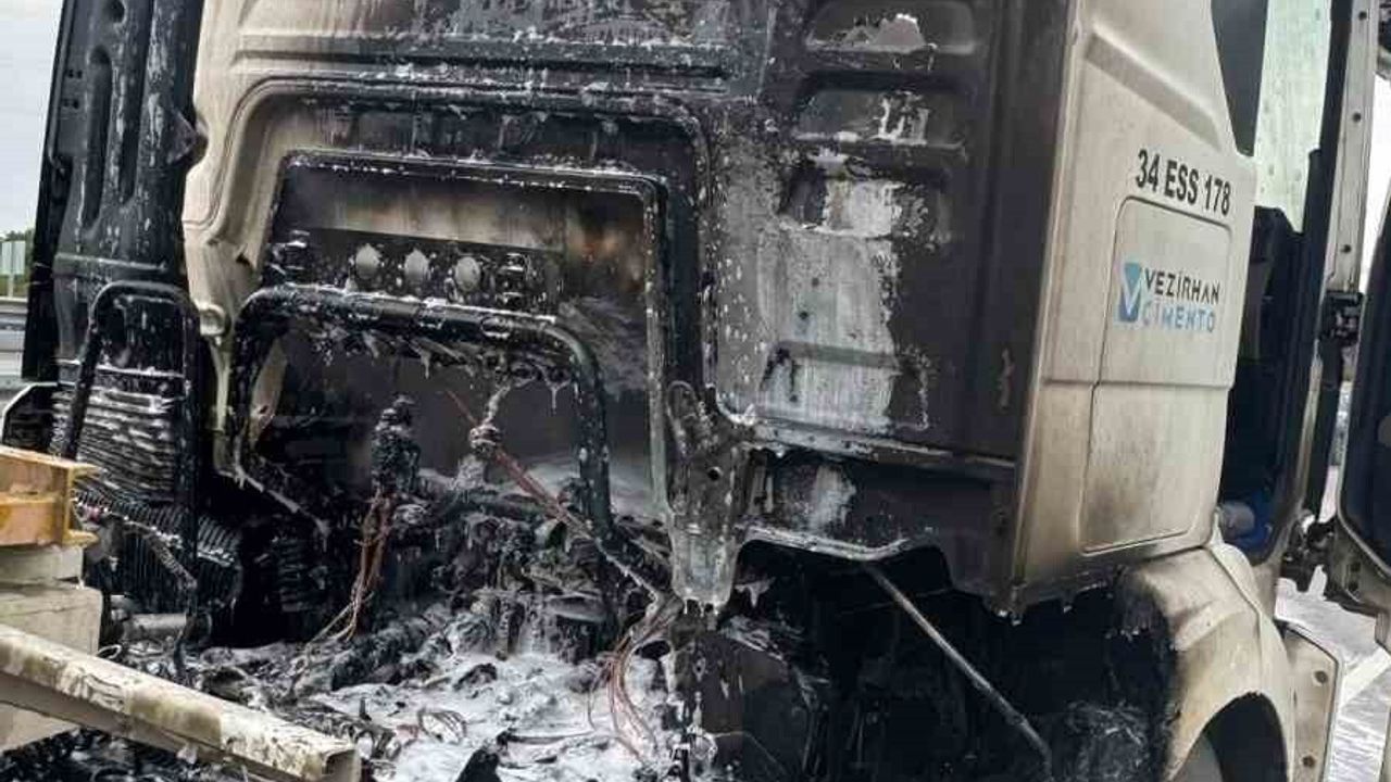 Bilecik'te Seyir Halindeki Beton Mikseri Alev Aldı; İtfaiye Müdahale Etti