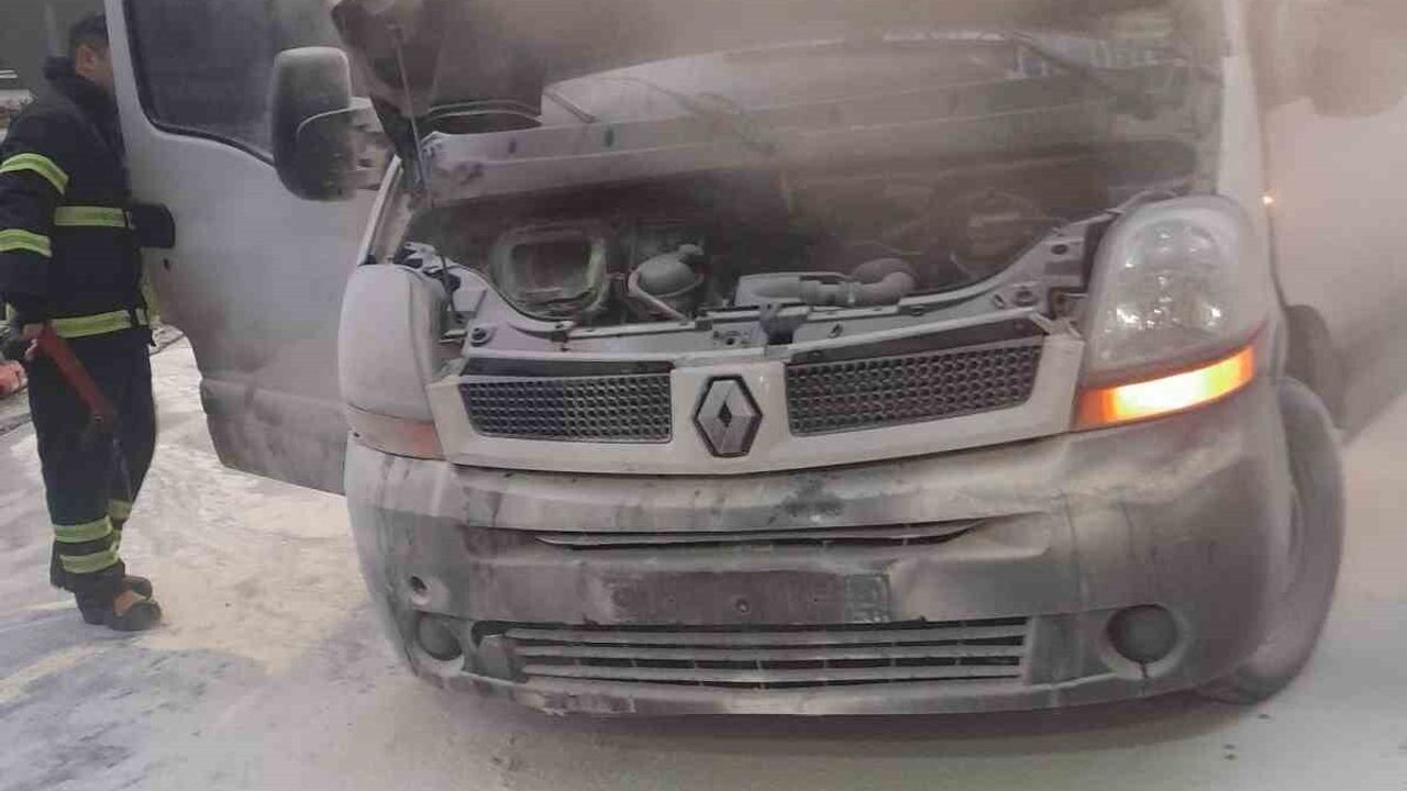 Bilecik'te Seyir Halindeki Ticari Araçta Tekerlekten Çıkan Yangın Büyümeden Söndürüldü