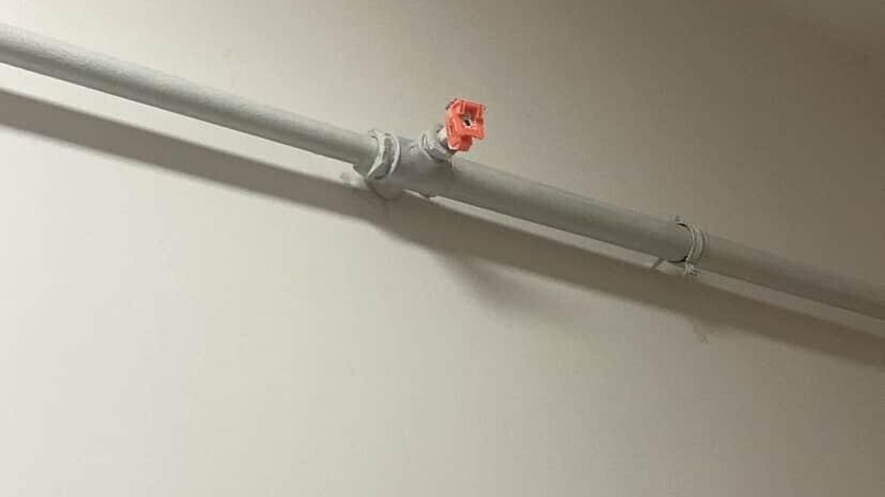 Bilecik'te yeni tamamlanan Halime Hatun Kız Yurdunda patlayan su borusu bazı odaları su bastı