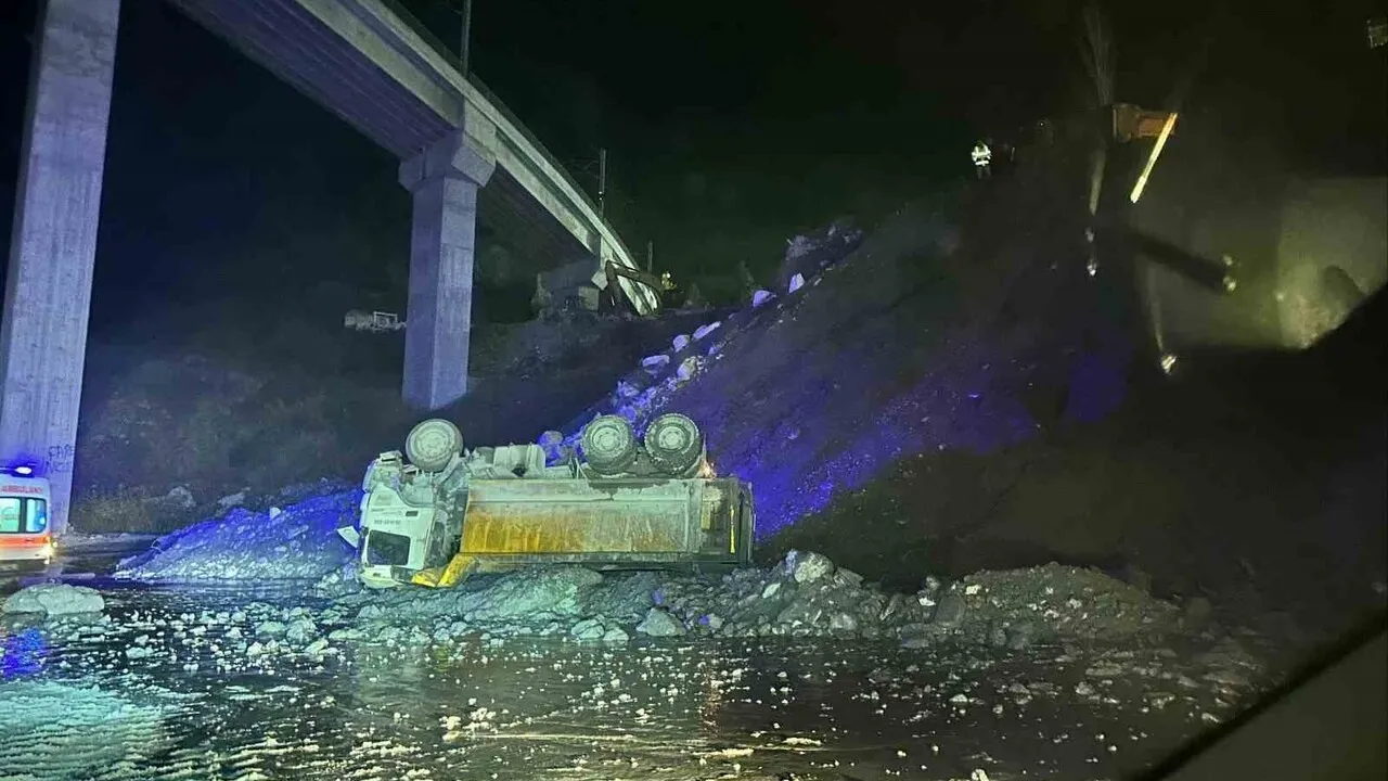 Bilecik’te YHT şantiyesinde kamyon 15 metreden devrildi: Sürücü ağır yaralandı