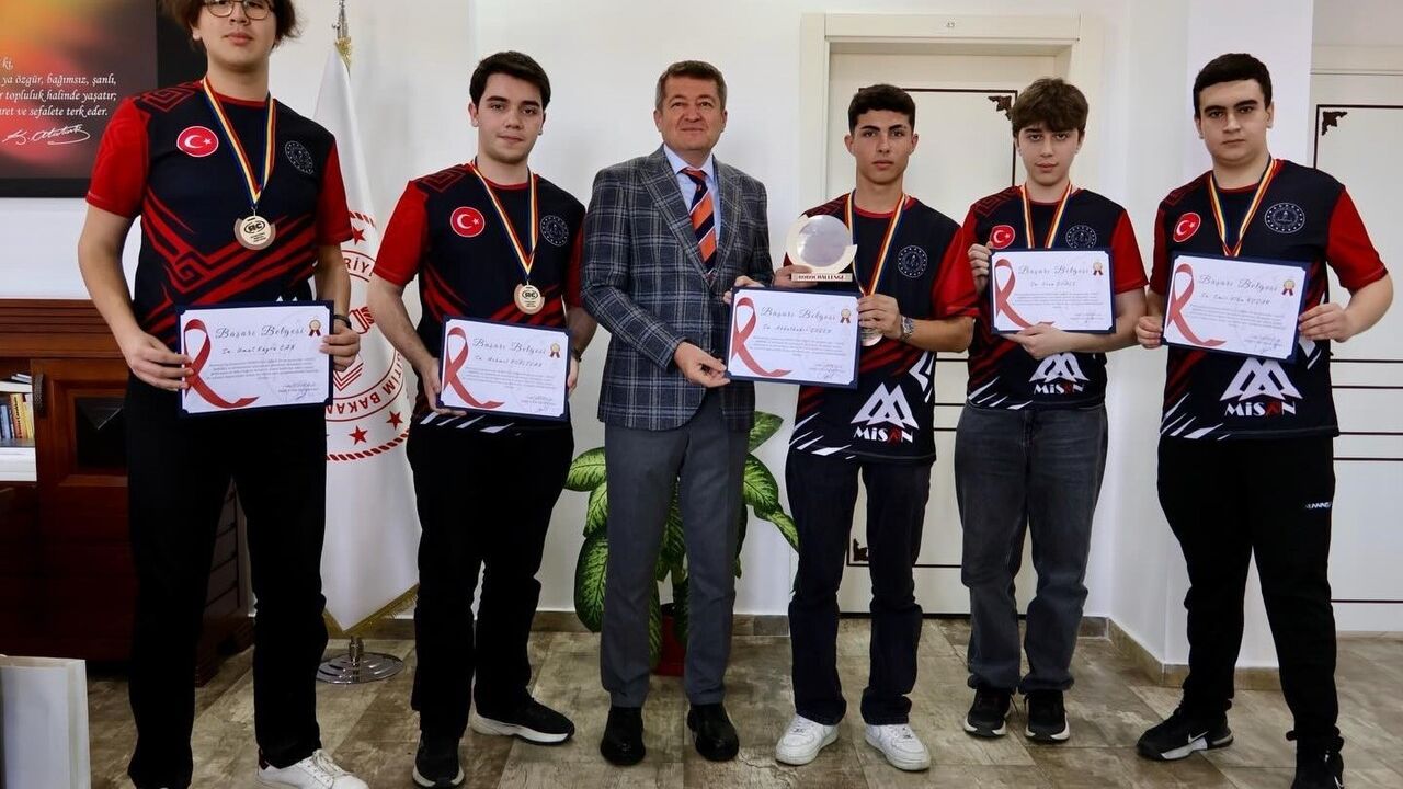 Bilecikli Öğrenciler ve Öğretmenler ROBOCHALLENGE-25'te Dünya Üçüncüsü Oldu