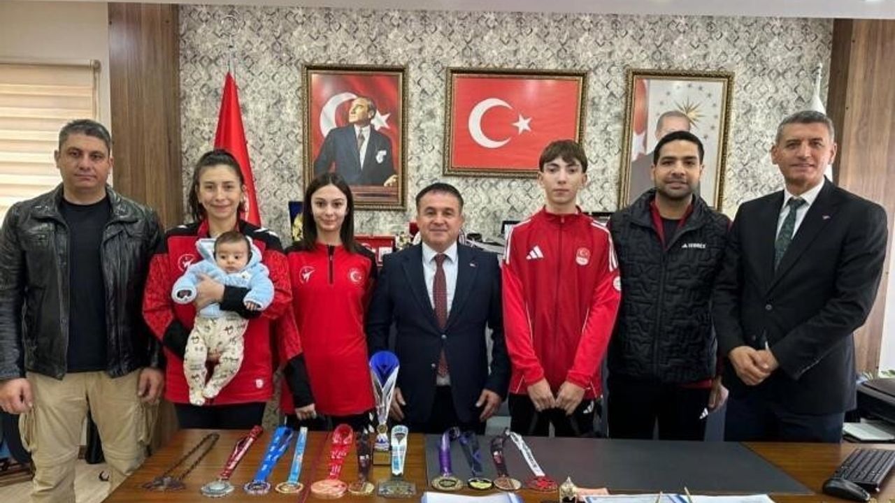Bilecikli Taekwondo Sporcuları Avrupa Üçüncülüğüyle İl Müdürü Ramazan Demir’i Ziyaret Etti