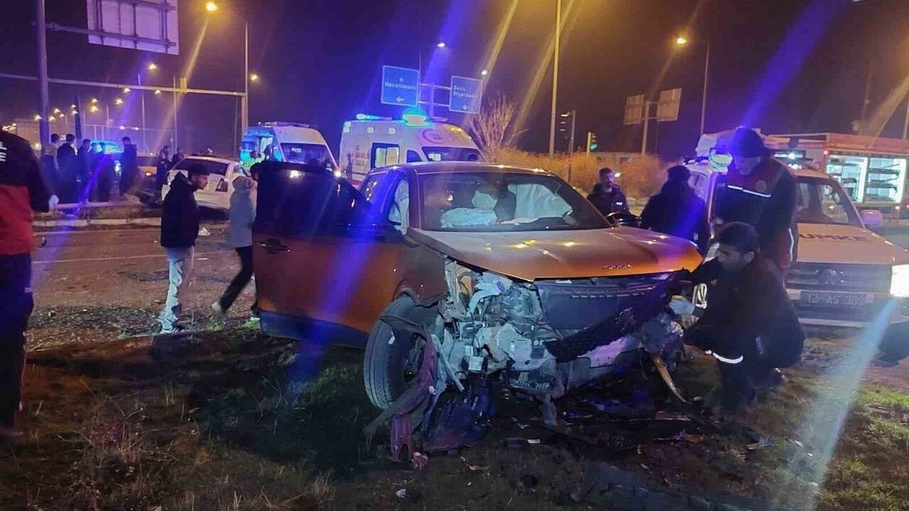 Bingöl'de iki otomobil çarpıştı: 4 kişi yaralandı
