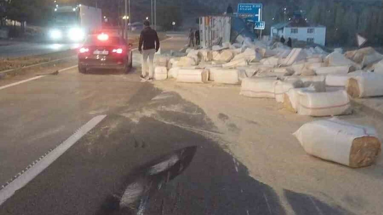 Bingöl'de Ilıcalar mevkiinde saman yüklü kamyon devrildi, yol kısa süreli kapandı