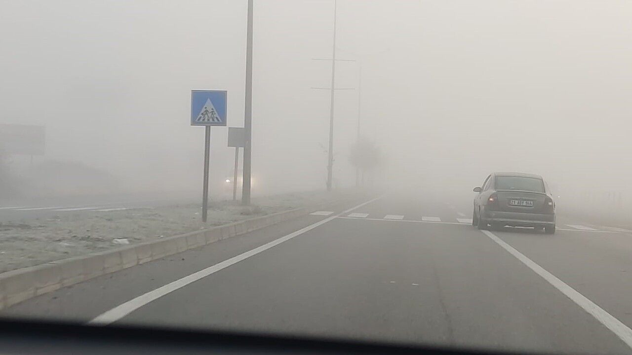 Bingöl’de Yoğun Sis Ulaşımı Etkiledi: Görüş Mesafesi Yer Yer 10 Metreye Düştü