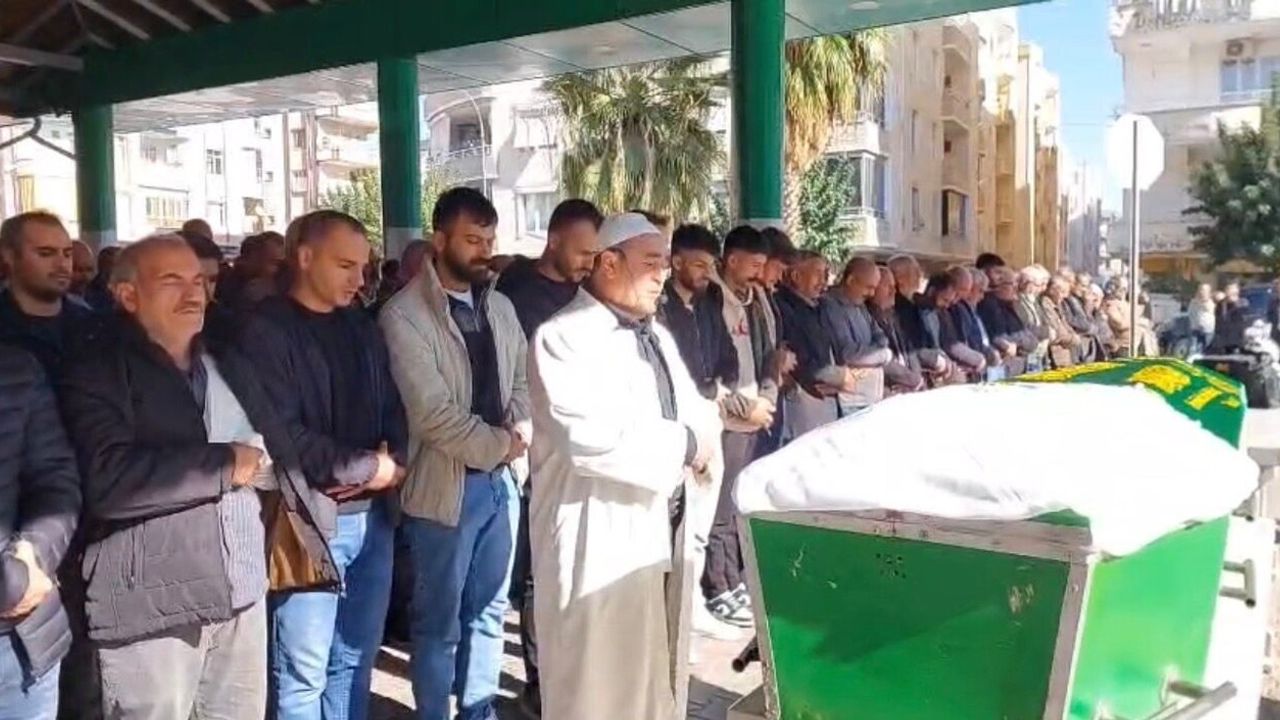 Birecik’te Devrilen Otomobilde Hayatını Kaybeden Ayşe Asar, Gaziantep Nizip’te Defnedildi