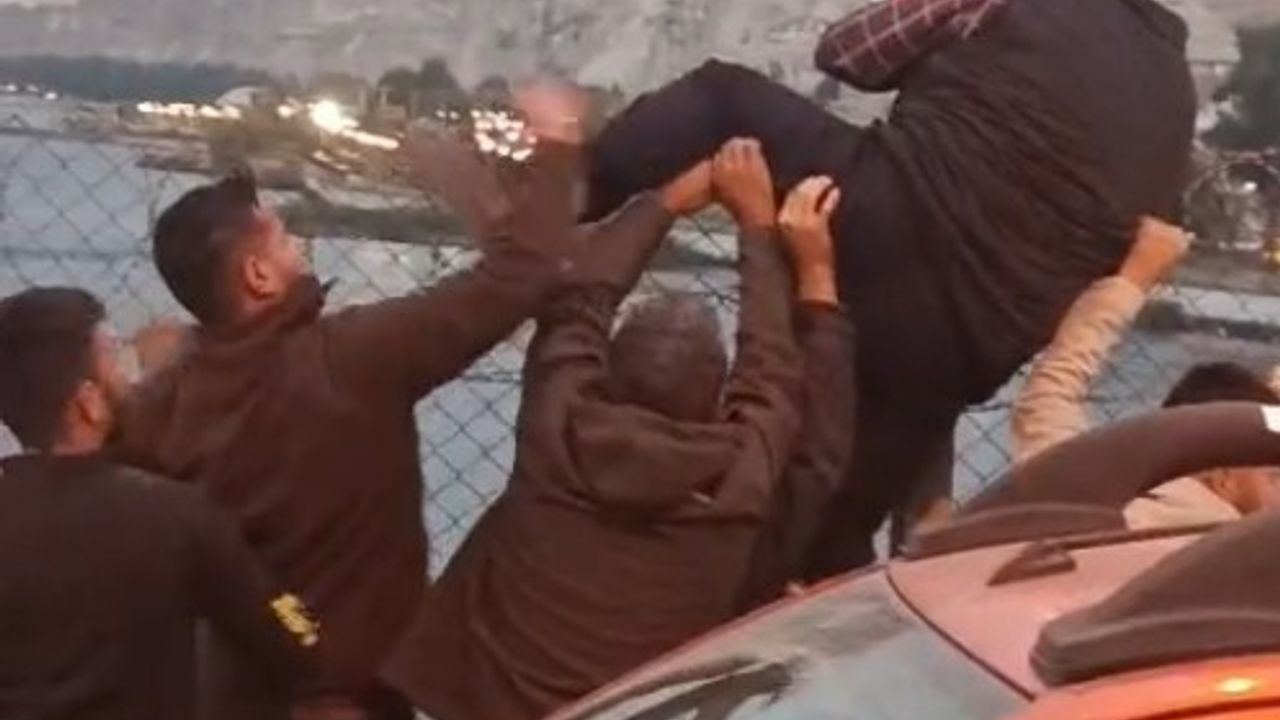 Birecik’te köprüden atlamak isteyen kişi, yoldan geçen sürücülerin müdahalesiyle kurtarıldı