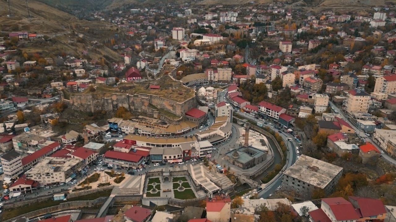 Bitlis’in Tarihi Çarşısı, Sonbaharın Altın ve Kızıl Tonlarıyla Havadan Görüntülendi