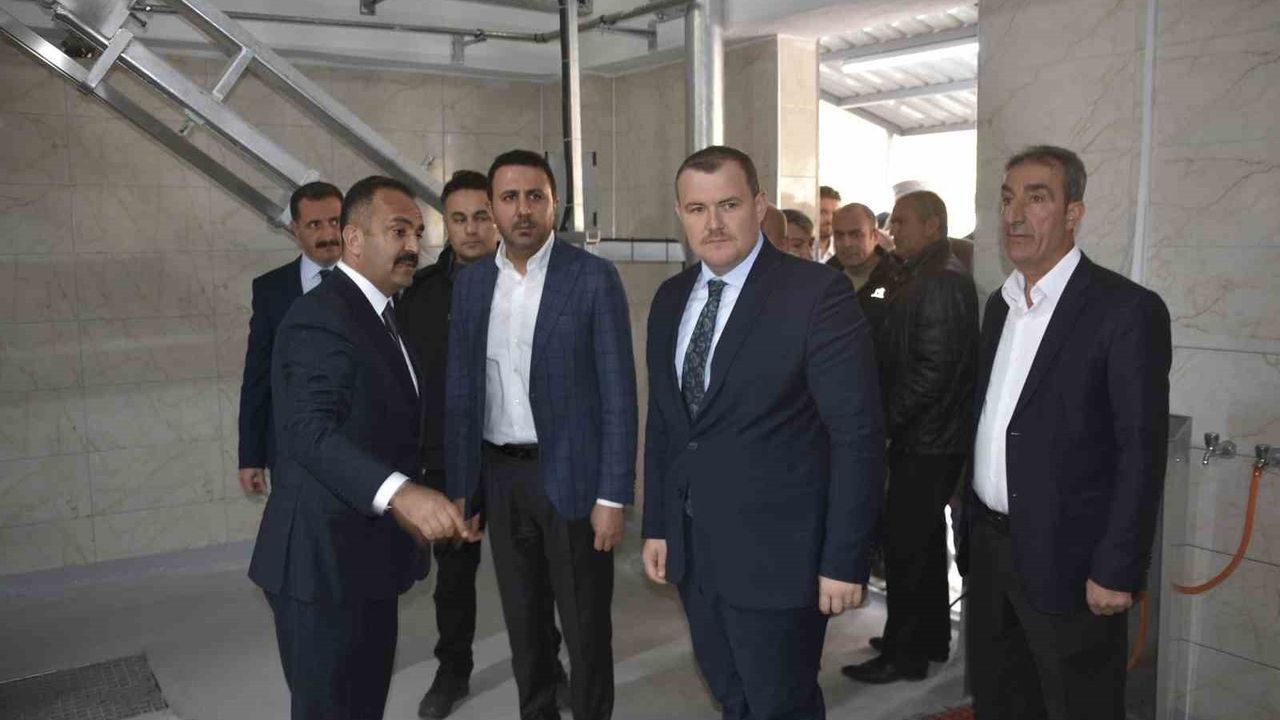 Bitlis Mutki'de mezbahane ve halı saha hizmete açıldı