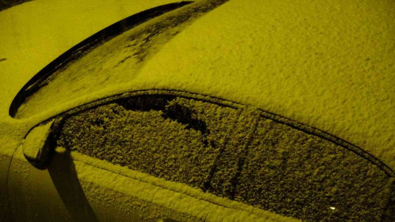 Bitlis'te mevsimin ilk karı yağdı