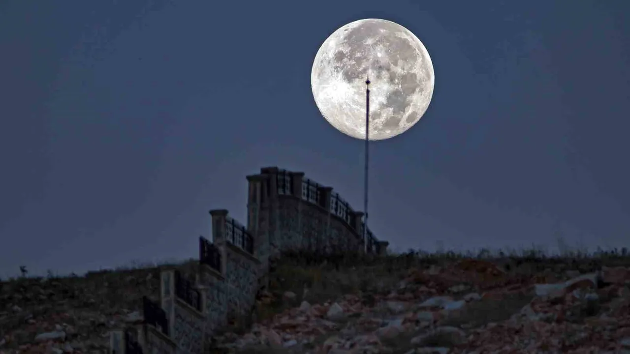 Bitlis'te süper ayın ardından sabahın ilk ışıklarında ay batımı