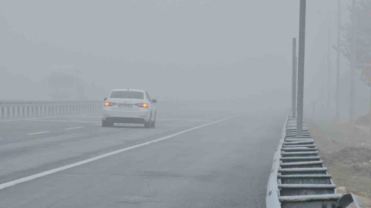 Bitlis’te yoğun sis etkili oldu: Nemrut Dağı eteklerinden Güroymak’a görüş neredeyse sıfır