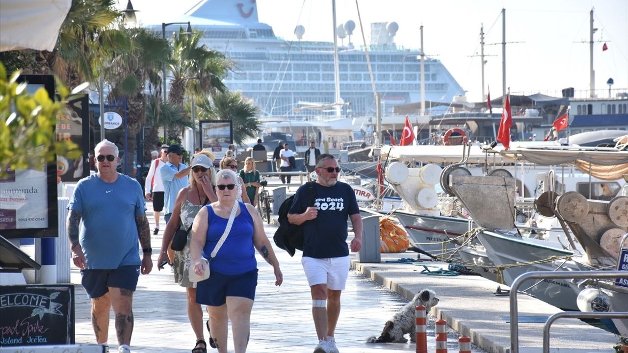 Bodrum'a iki kruvaziyer 1853 yolcu getirdi: Sezonun planlı son seferleri tamamlandı