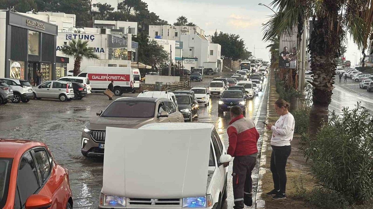 Bodrum'da Ani Sağanak Sokakları Bir Saatte Göle Çevirdi