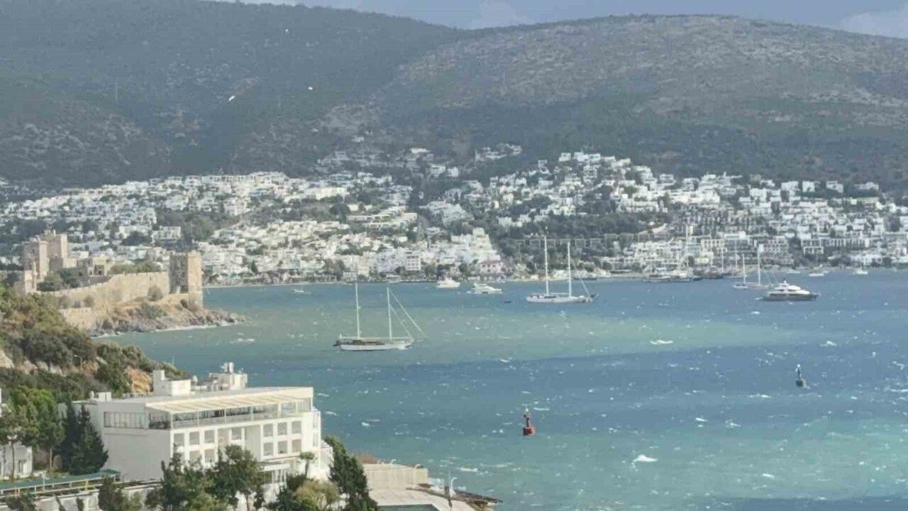 Bodrum’da sağanak sonrası deniz iki renge ayrıldı: Çamur yüklü akıntı kıyıyı etkiledi