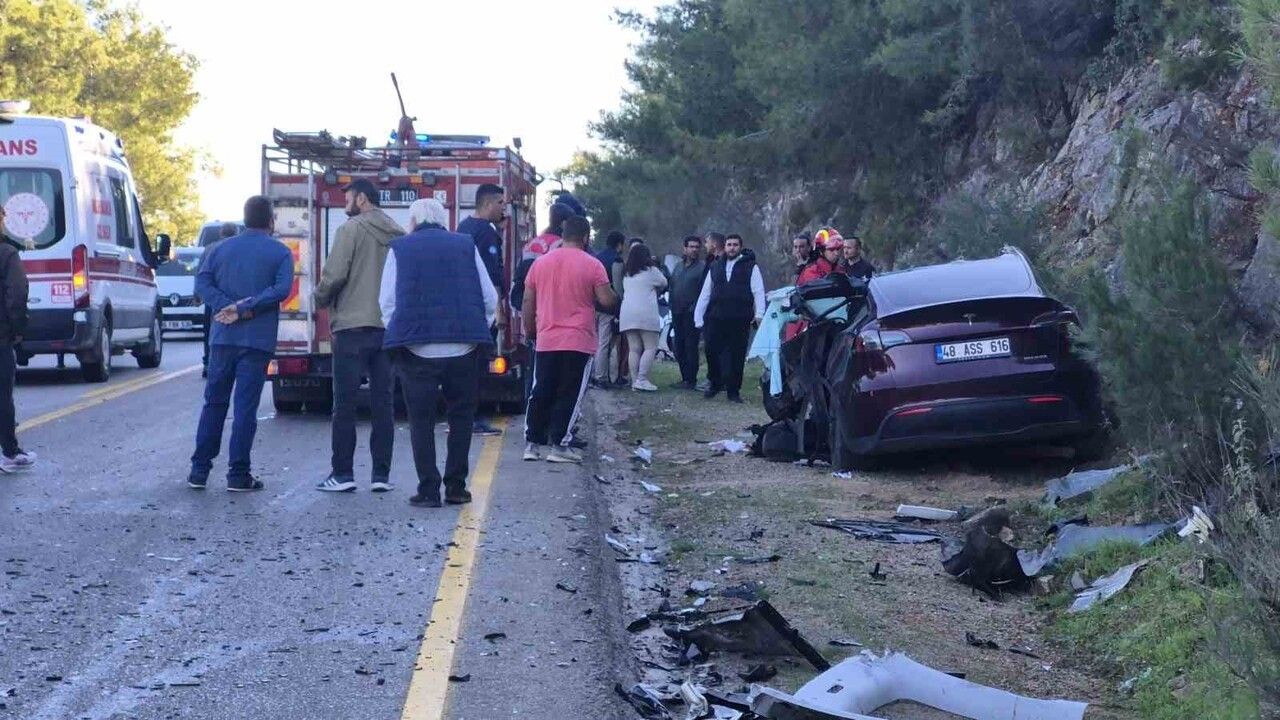 Bodrum'da Torba-Gölköy yolunda TIR ile otomobil çarpıştı: 1'i ağır, 2 yaralı