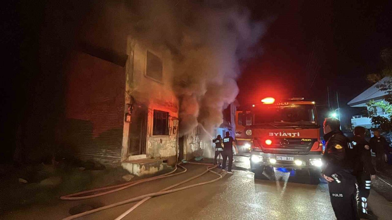 Bolu'da 2 katlı ahşap evde sobadan çıkan yangında 1 kişi yaralandı