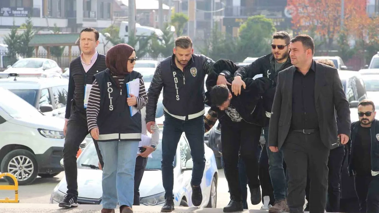 Bolu'da 'Adınız terör örgütüne karıştı' dolandırıcılığı: 5 şüpheli adliyeye sevk edildi