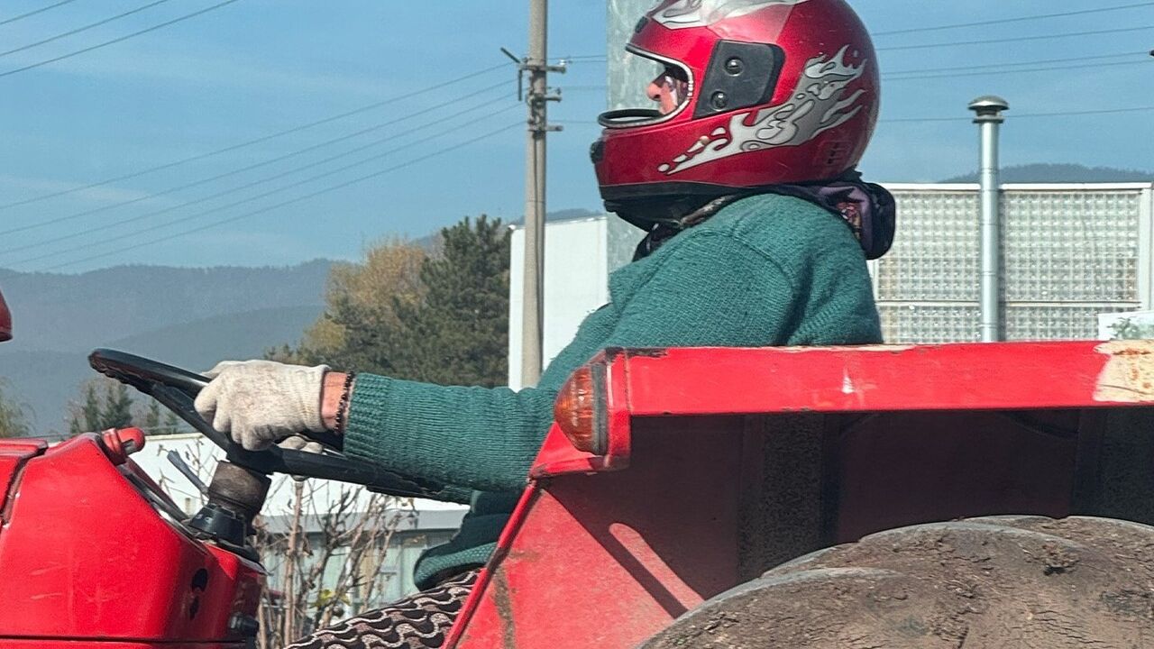Bolu'da D-100'de kask ve eldivenle traktör kullanan kadın sosyal medyada ilgi gördü