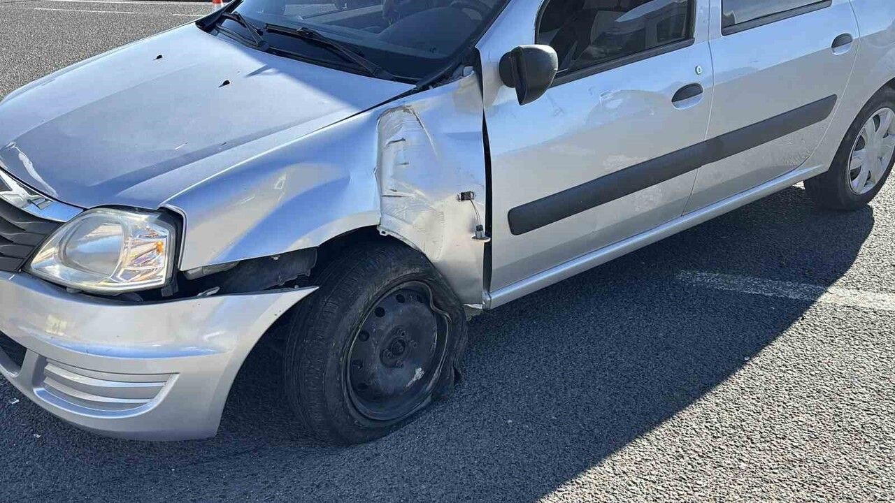 Bolu'da D-100'de tır ile hafif ticari araç çarpıştı, iki araçta hasar oluştu